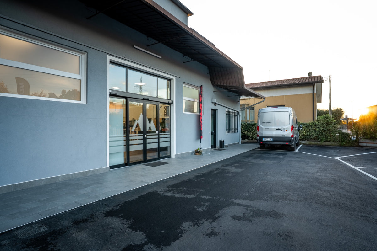 Ingresso di Tino Sport Ski Service a San Zeno di Cassola (VI), con il parcheggio davanti al negozio